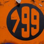 andělské čísla - andělské číslo 999, nápis na budově
