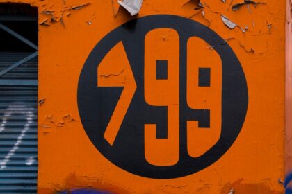 andělské čísla - andělské číslo 999, nápis na budově