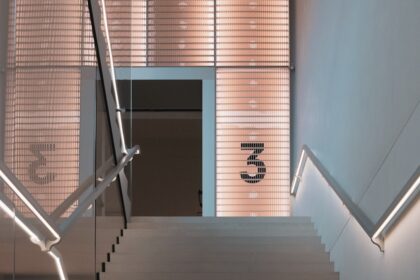 andělské čísla - andělské číslo 3, číslo 3 u vchodu na schodech