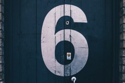 andělské čísla – andělské číslo 6, nápis na dveřích