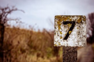 andělské čísla – andělské číslo 7, nápis na ceduli