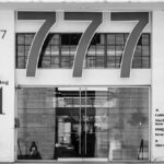 Andělské číslo 777 na fasádě budovy