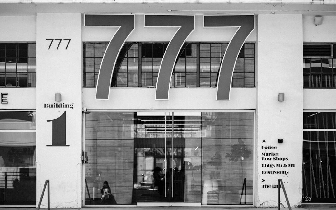 Andělské číslo 777 na fasádě budovy
